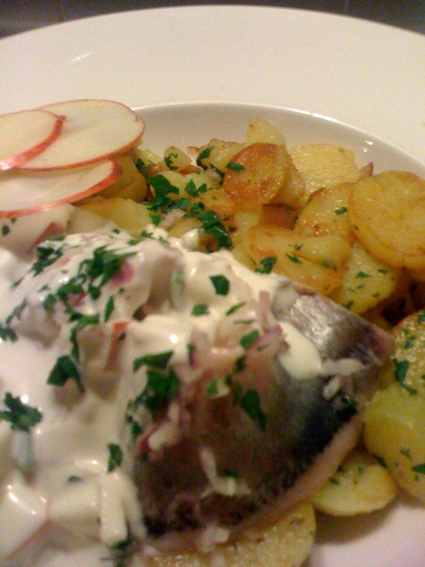 Rezept: Bratkartoffeln mit Matjes in Joghurt-Apfel-Sahne-Sauce ...