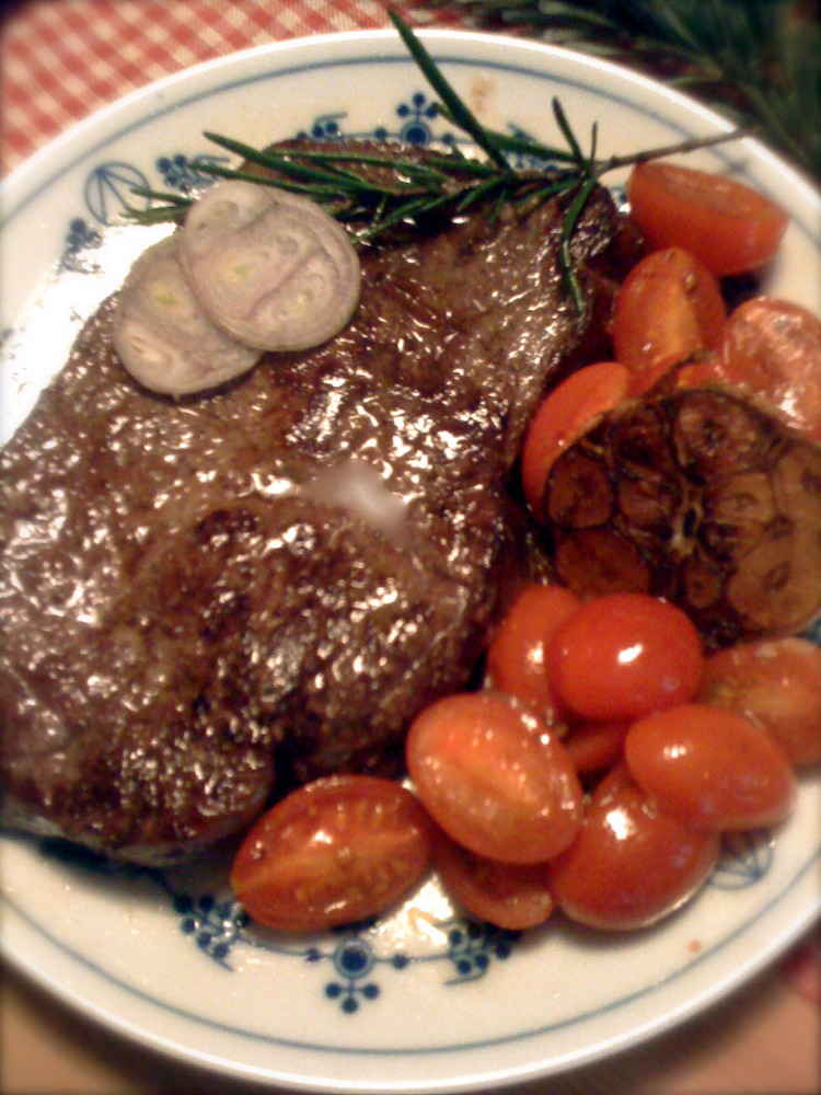 Steak_mit_tomaten_und_knoblauc