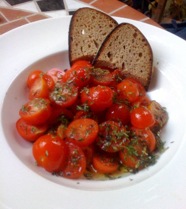 Tomatensalat mit viel Knoblauch und frischem Thymian | Einfach Lecker Essen